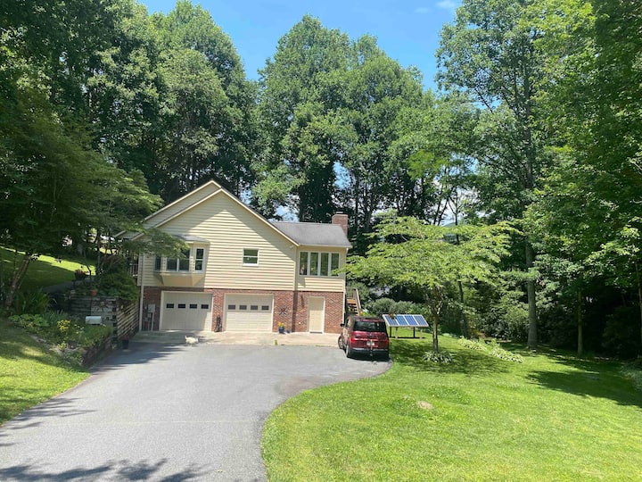 One mile to Black Mountain. Easy access to I40 Guest suites for Rent