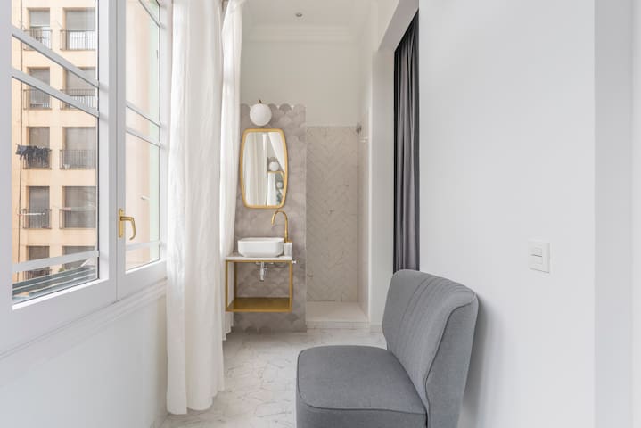 TSA Gran Via | 4 Bed Apartment with Balcony gallery image 5