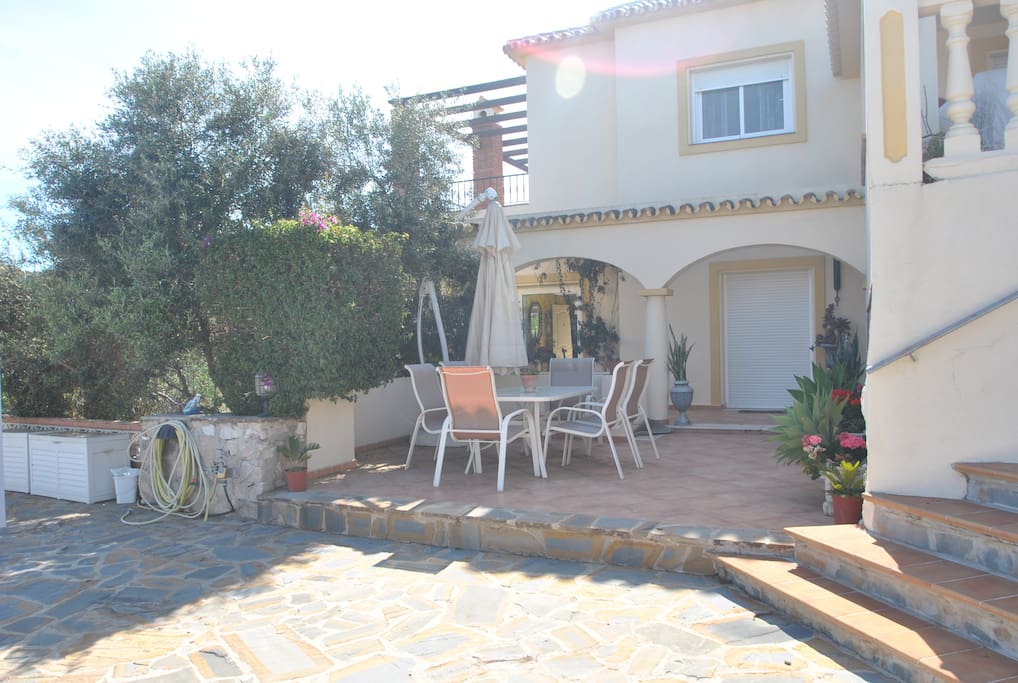 Merendero y comedor exterior junto a la piscina