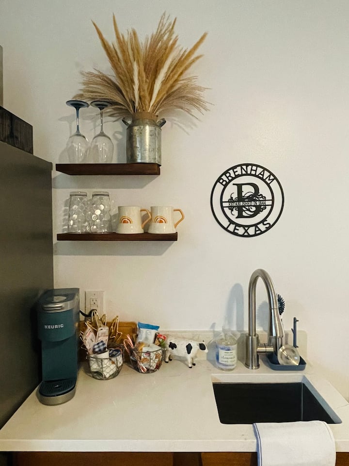 Newly Remodeled Studio Near Downtown Brenham - Brenham, TX