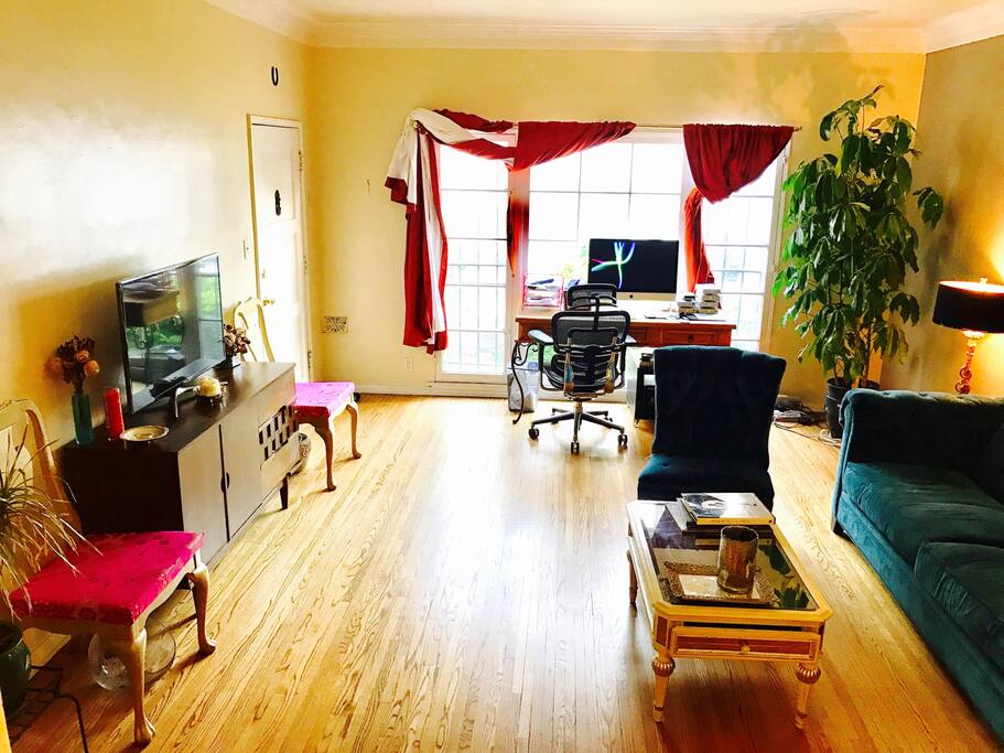 Lovely livingroom with workspace.