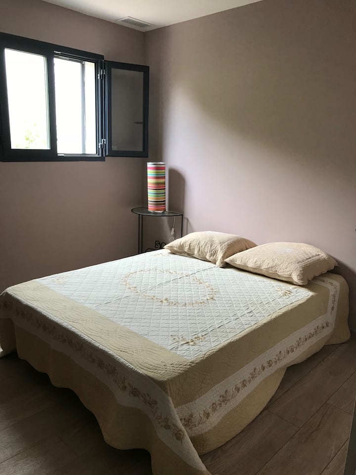 卧室2 ：宽敞的卧室，配有双人床、三星高清电视、衣柜、储物柜和空调