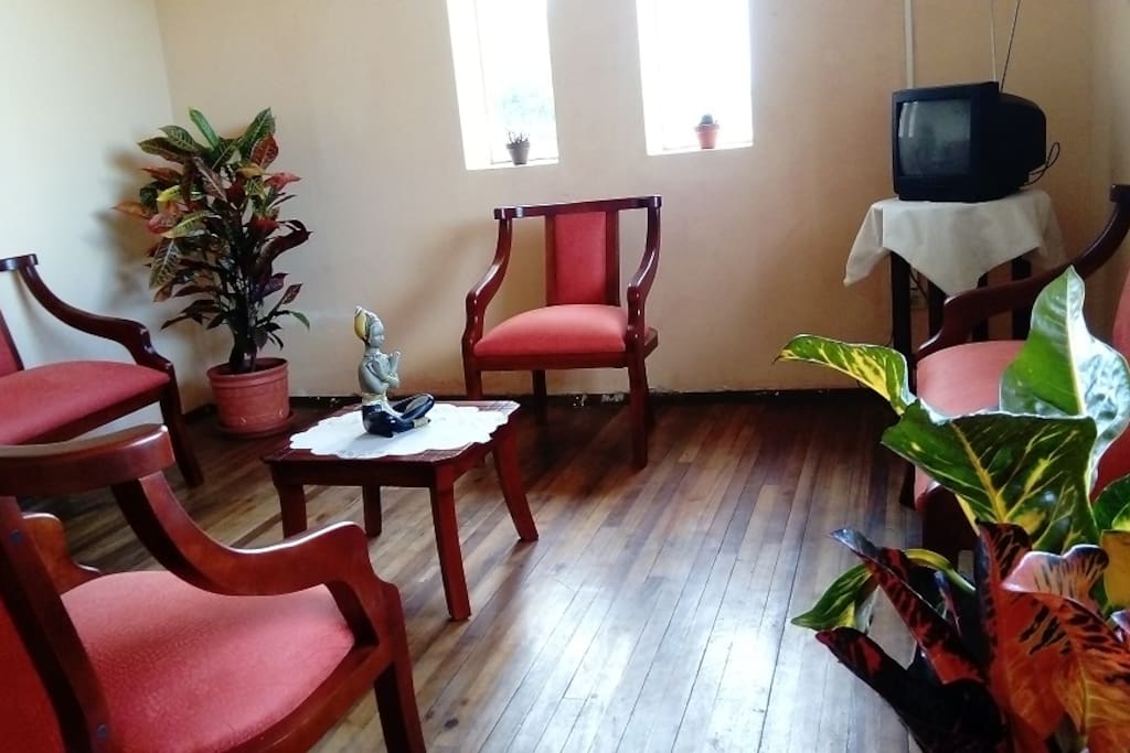 Nuestra sala es cuenta con mueble confortables ideal para descansar un momento al llegar a casa, cuenta con tv nacional.