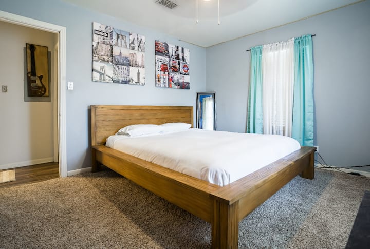 سرير بحجم كاليفورنيا مع فراش ووسائد فاخرة!