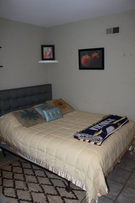 Guest Queen bed