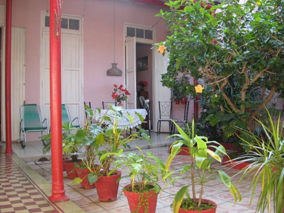 Patio interior y terraza donde es posible disfrutar de los bellos jardines en confortables sillones y suelen servirse las comidas si lo desean