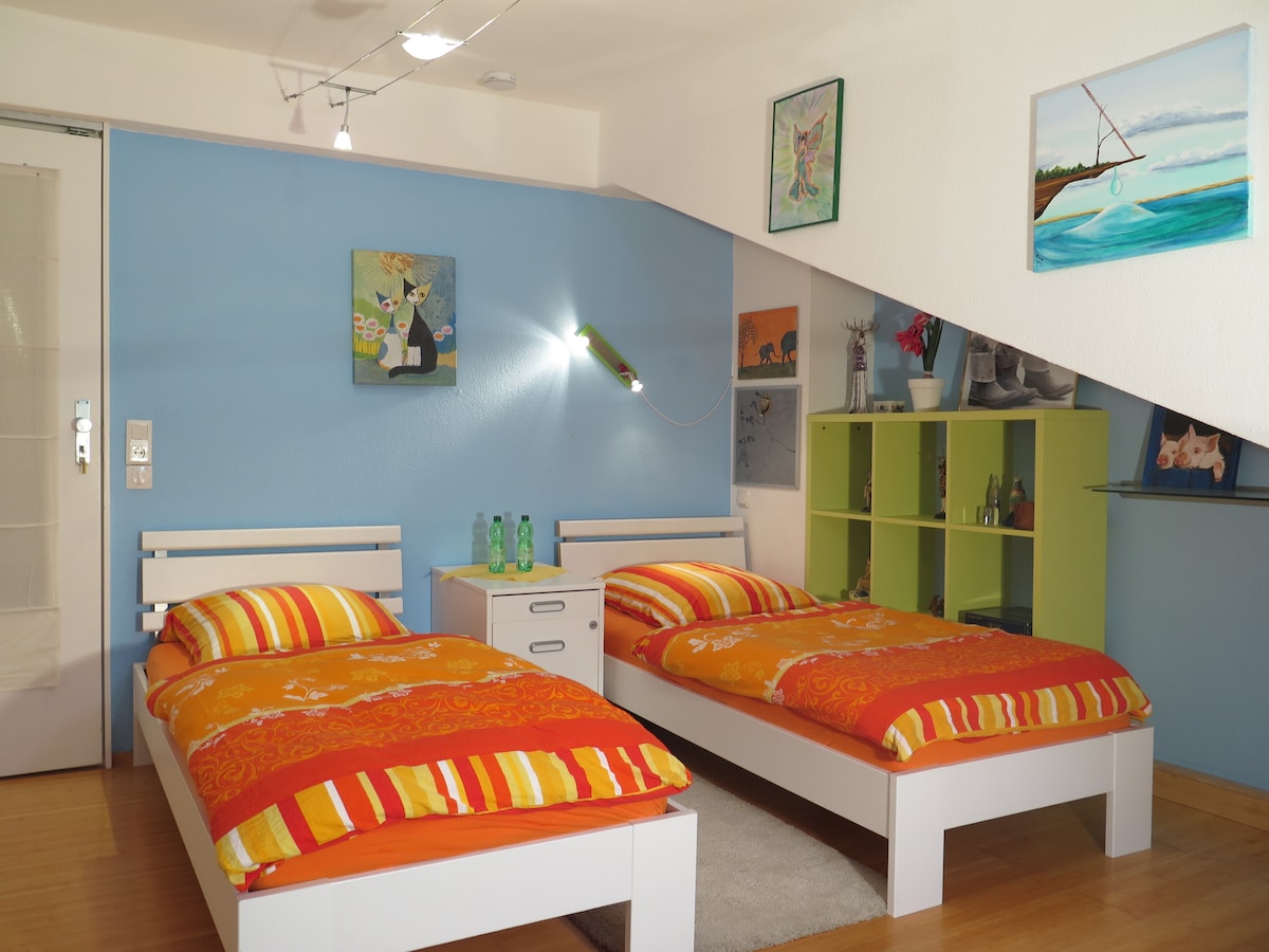 Izba Pia. Krásny výhľad do záhrady. Dve jednolôžka (90 x 200), jeden matrac na podlahe, 2 - 3 osoby, šatník, prvé poschodie.