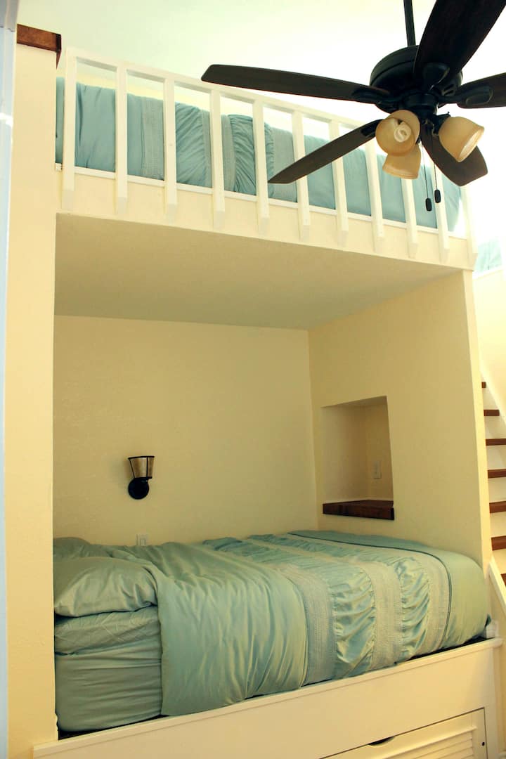 标准双人床， Loft的标准双人床，满是Crow 's Nest和双人脚轮