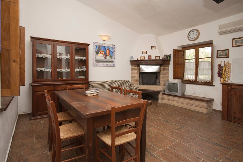 Soggiorno con camino e cucina attrezzata