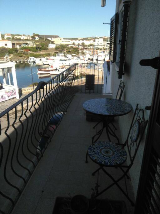 balcone fronte porto