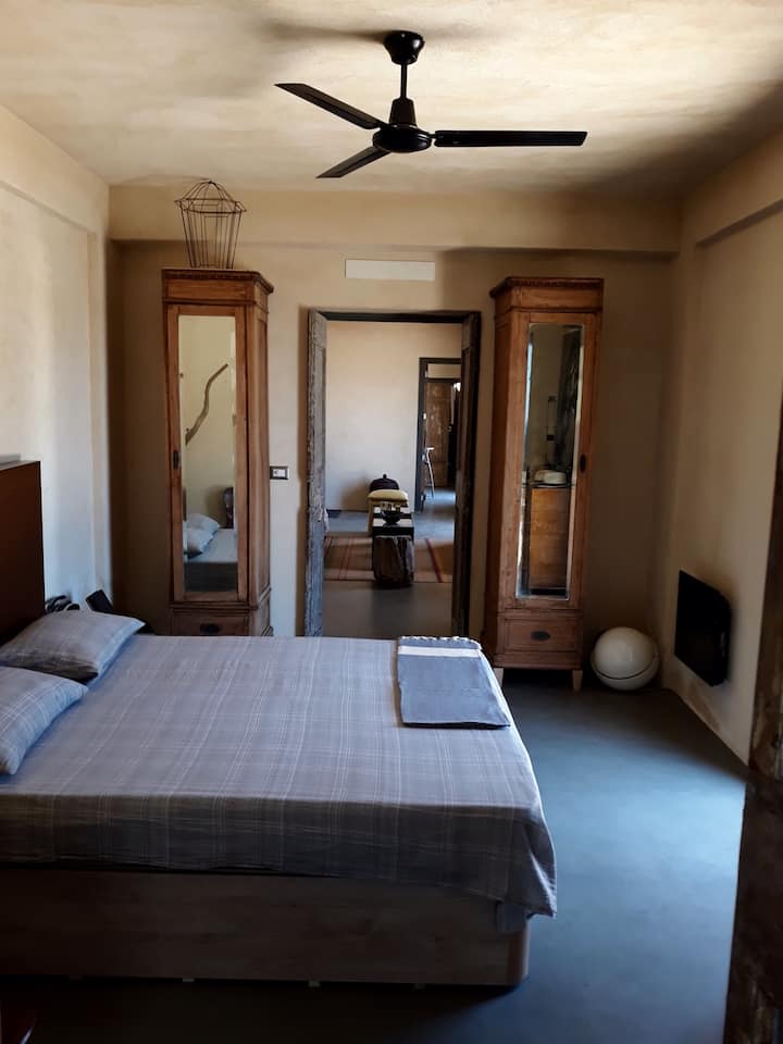 تمتزج المفروشات العتيقة مع الخطوط المعاصرة للمنزل.