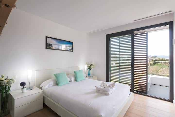 La camera da letto padronale con bagno interno e vista sul balcone. 