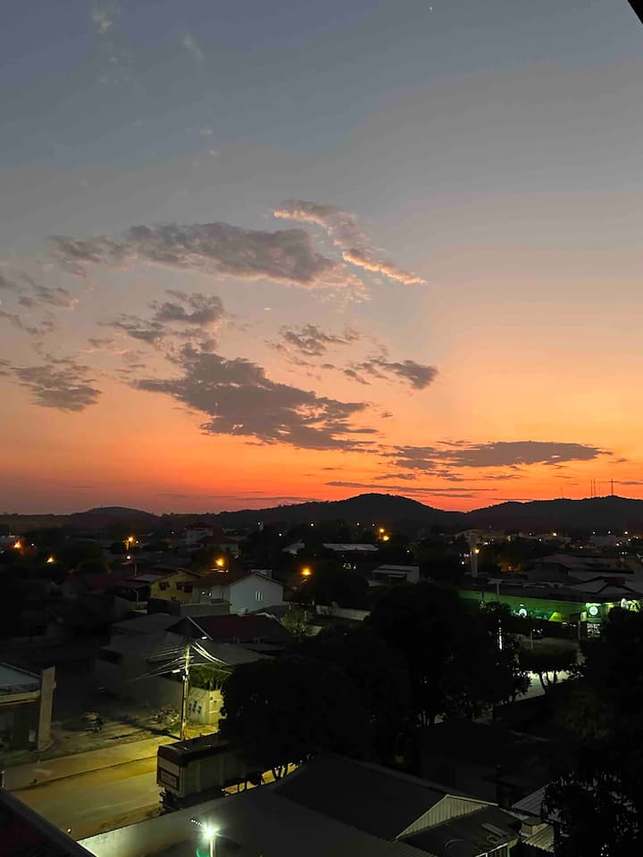 La vista desde la ventana del dormitorio principal, con una hermosa puesta de sol para regalarte al final de la tarde.