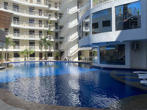 Poolside serviced Apt. W/Netflix, up to 75mpbs