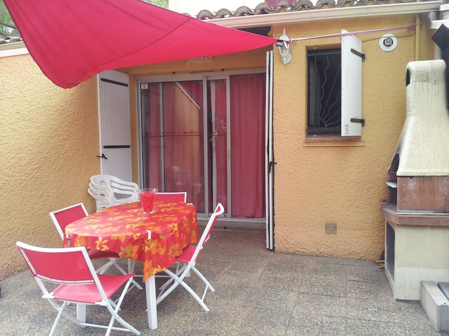 tout est de couleur rouge à l'extérieur comme à l'intérieur et on s'y sent très bien !