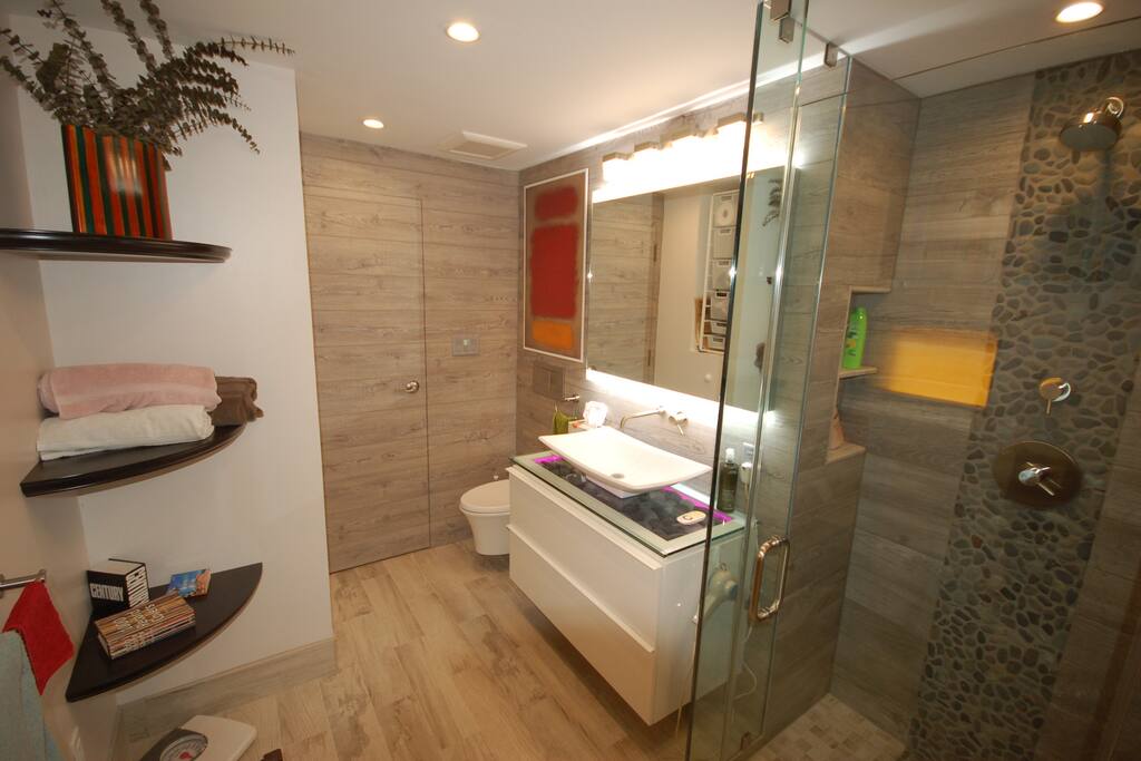 Private bath attached to the queen bedroom