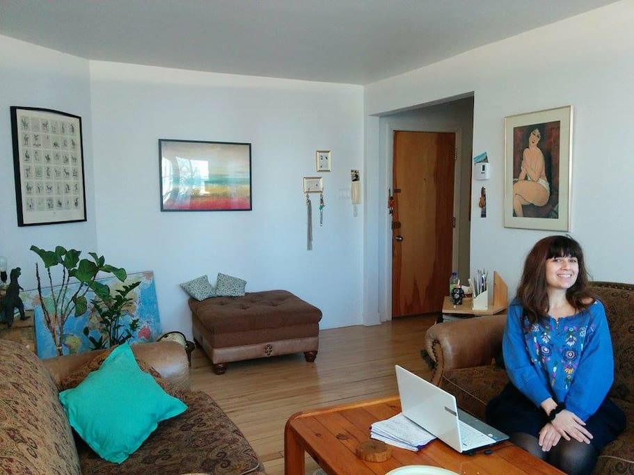 Salon lumineux sur balcon et ouvert sur corridor qui amène aux chambres, SDB et cuisine, deux confortables canapés, ma colocataire la chaleureuse Lydie