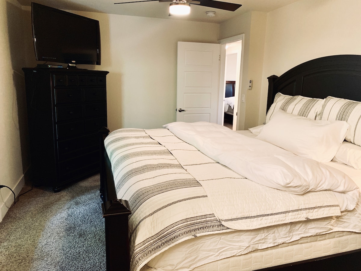 Glavna spavaća soba - bračni krevet (180x200)