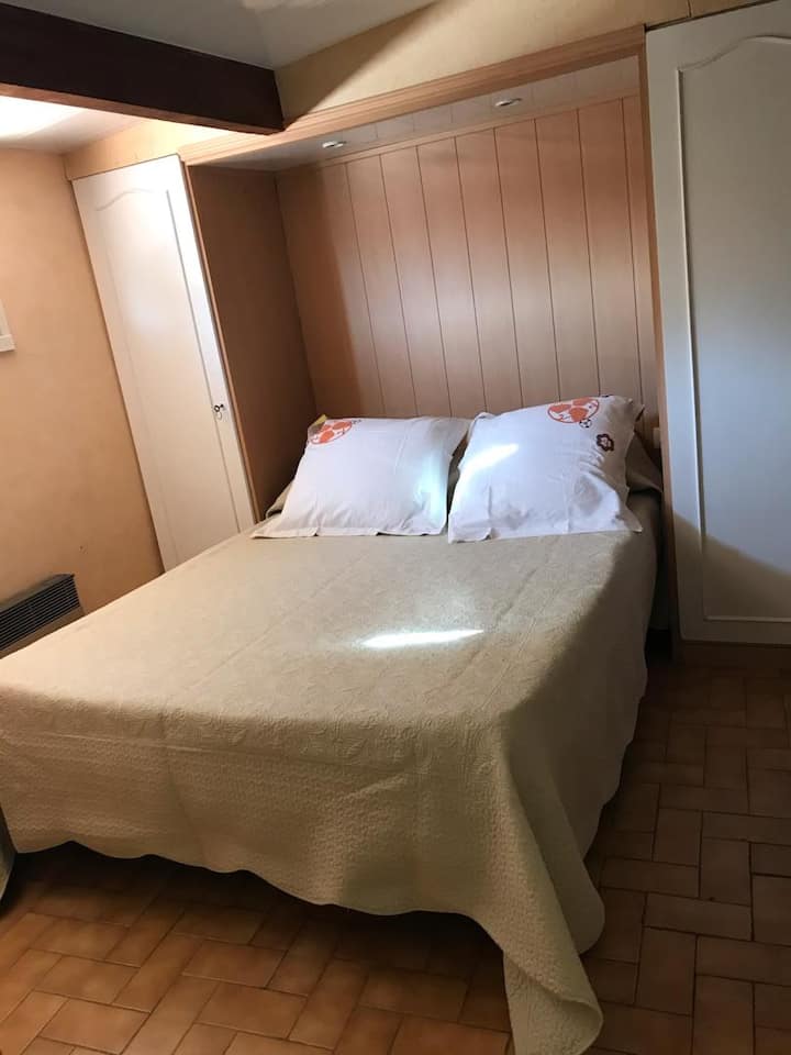 Spálňa na poschodí s vlastnou kúpeľňou 