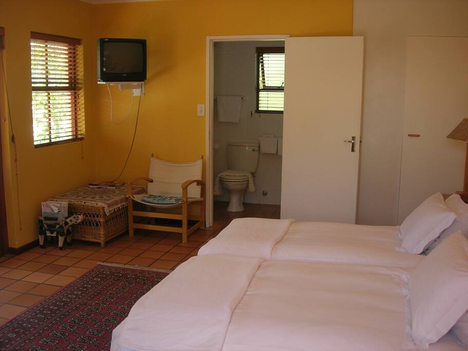 Twinbed wth flat screen TV and shower en-suite