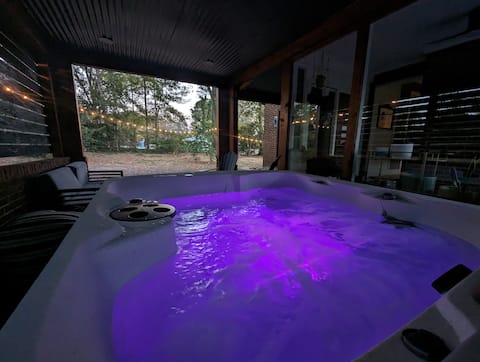*LUXE*HOTTUB*FIREPIT*SUPERHOST*Walk2DTMatthews*EV*