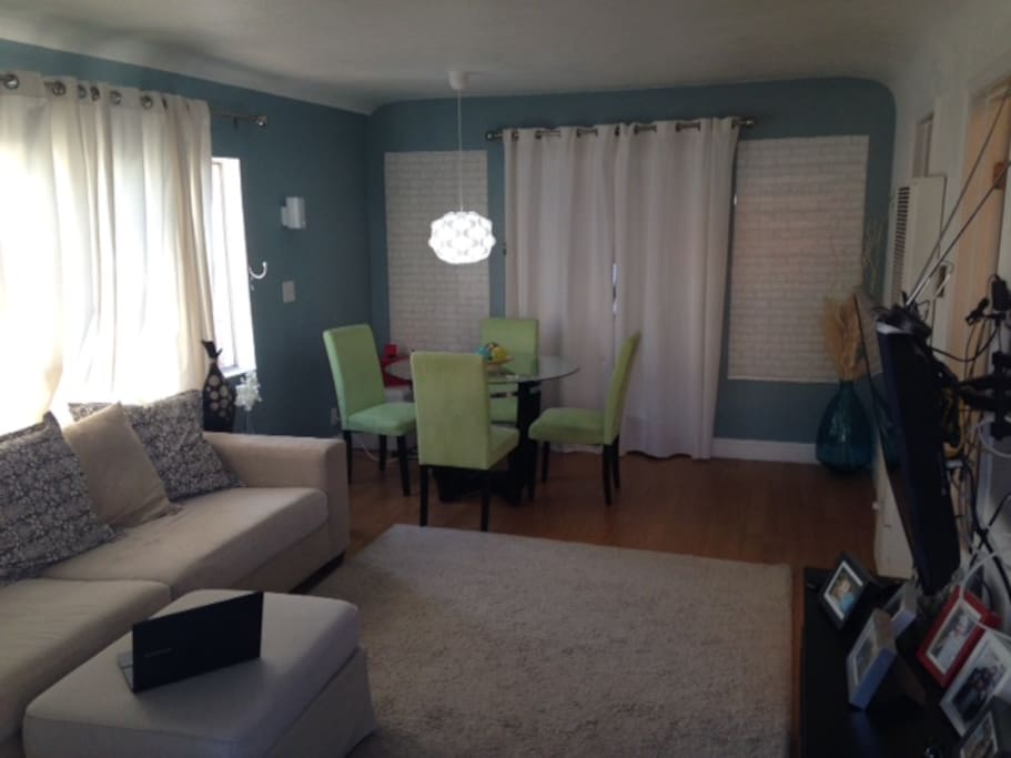 Livingroom west dining table