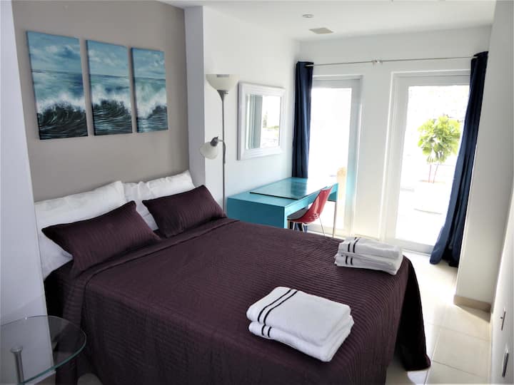 Bedroom N°3 with desk and direct access to the terrace