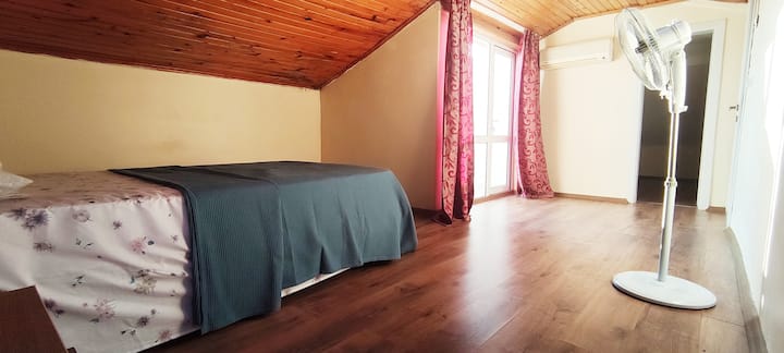U potkrovlju se nalazi bračni krevet, a u spremištu su i bračni krevet i krevet za jednu osobu. Naši gosti mogu koristiti ove slobodne krevete, ali nemaju osnove.