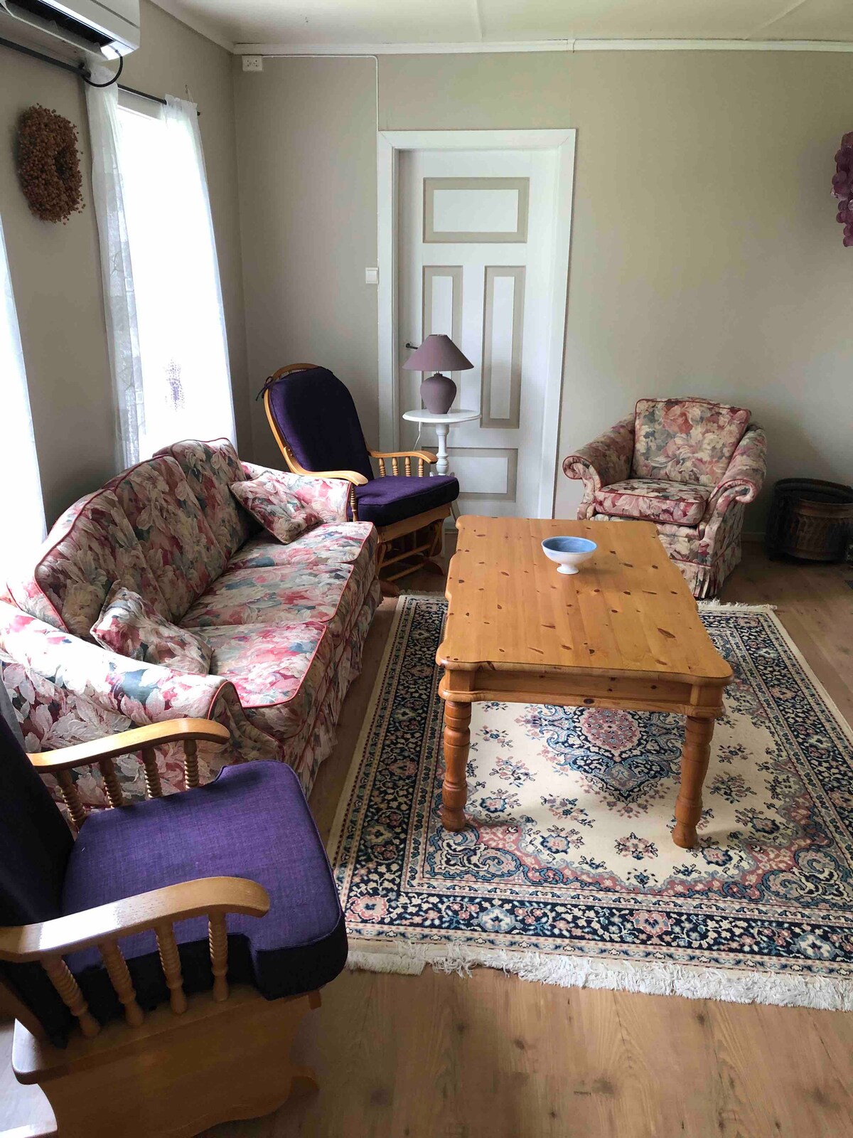 Уютният приветлив диван на баба.