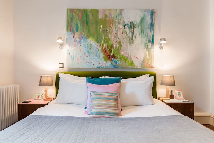 Vibrant Flat with Fantastic Views by the Royal Mile