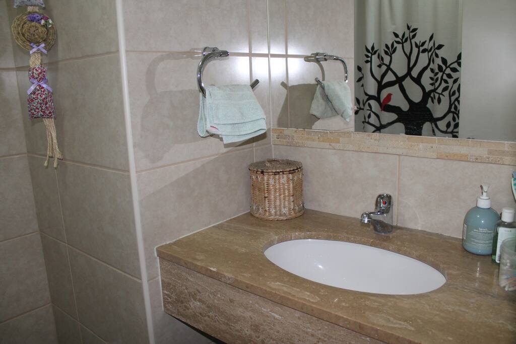 BAÑO CON TINA DE BAÑO