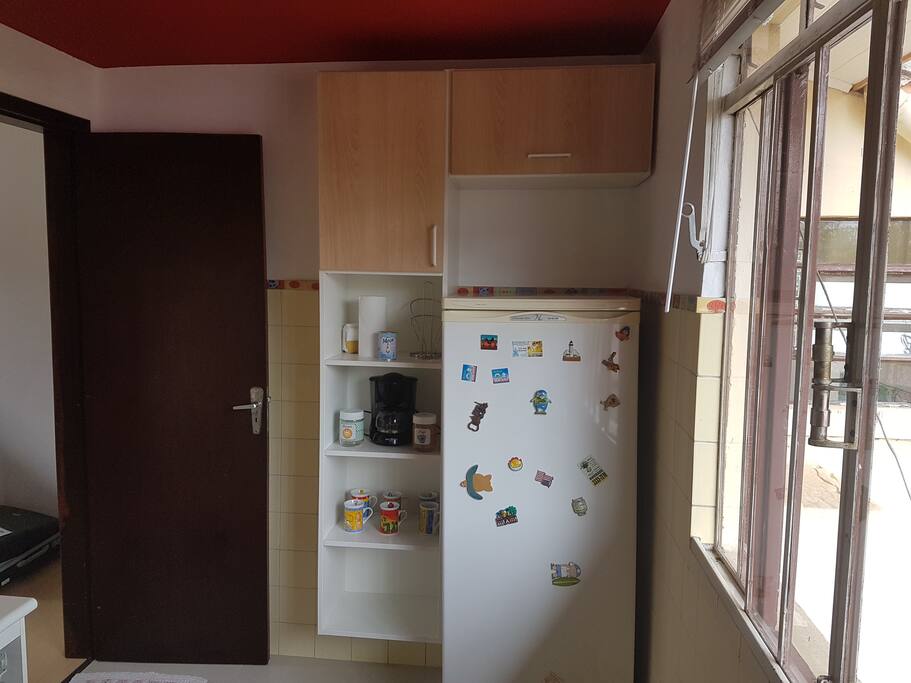 Cozinha completa com geladeira, fogão , microondas e utensílios