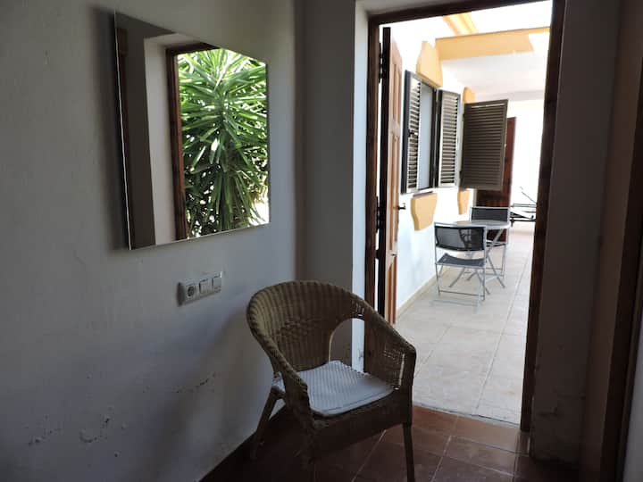 Acceso al patio central desde el apartamento aire