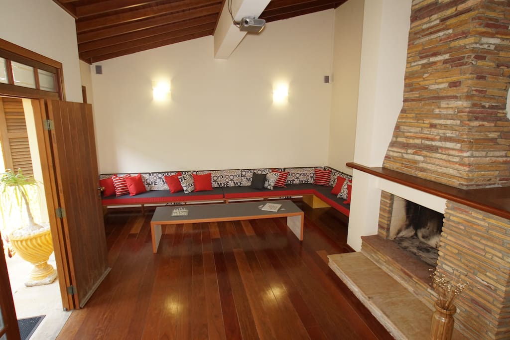 Sala de convivência com telão e lareira