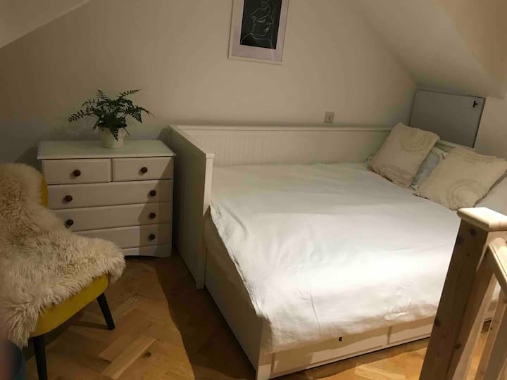 Dormitorio en el segundo piso con baño privado con ducha. La cama se puede hacer como una cama individual o tamaño king. Puertas en la parte inferior de las escaleras 