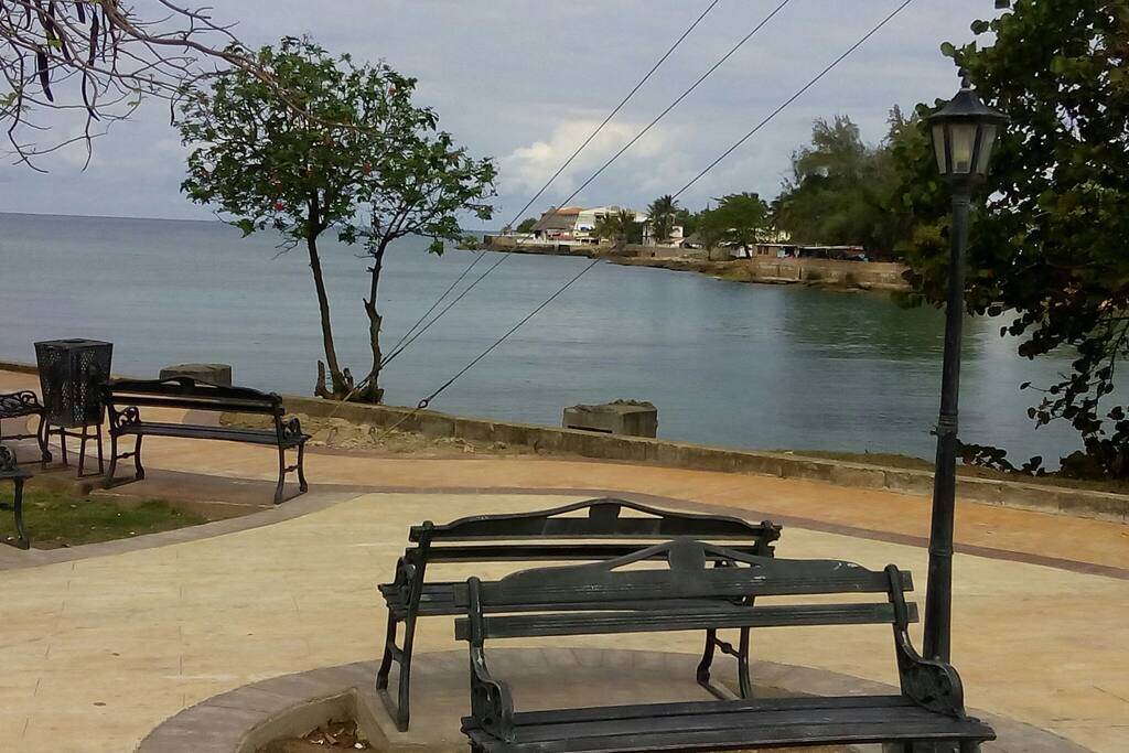Parque frente al hostal.