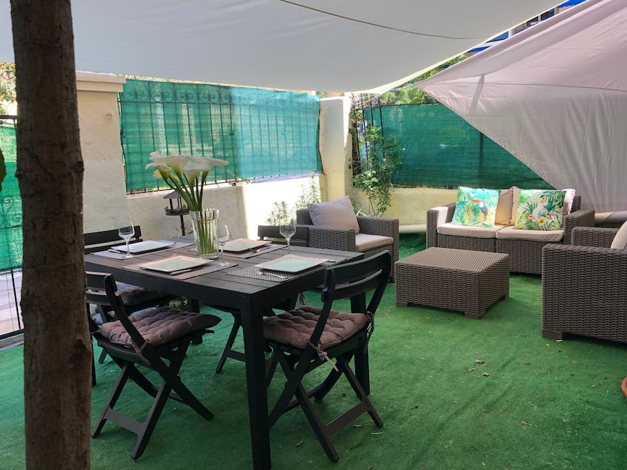 table à manger d'extérieur et salon de jardin