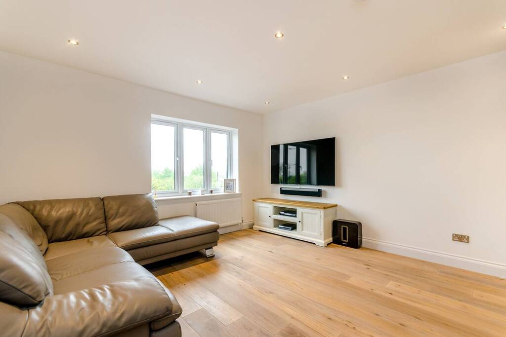 Lounge, 65" TV
