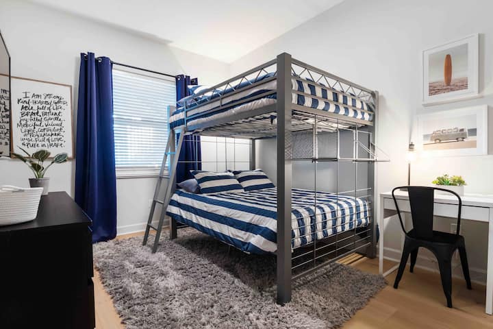 Спалня за гости №2: пълно двуетажно легло; скрин, смарт телевизор с кабелна кутия, бюро със стол