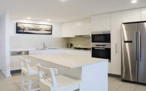 Popular Airbnb listing: Fabulous Family Apartment - Walk to Beach in Coolangatta