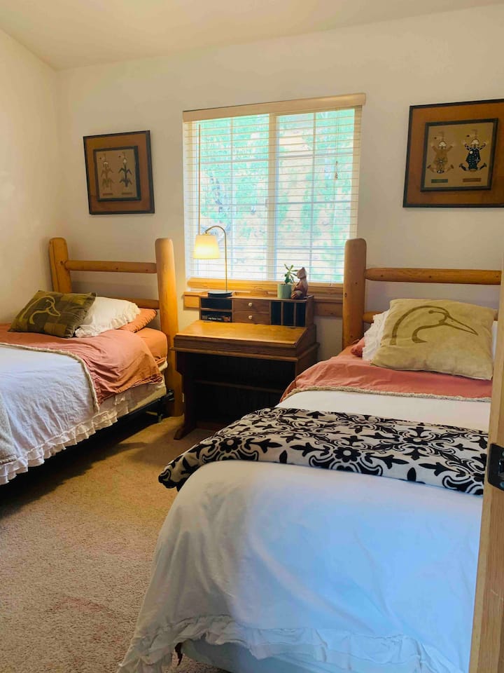 Andra sovrummet med skrivbord