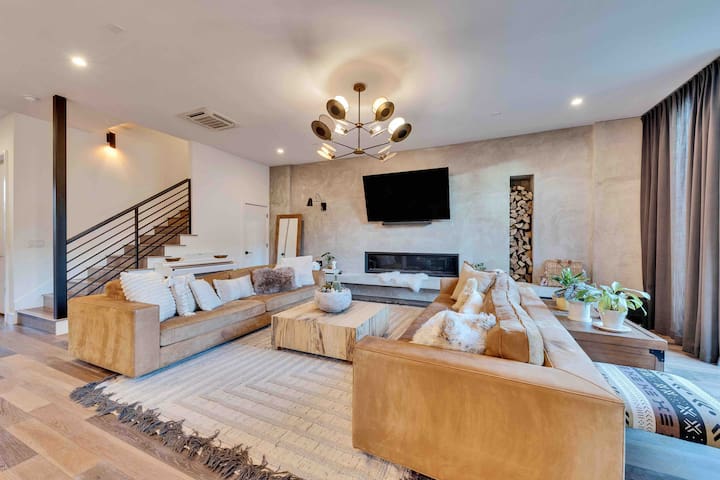 Designers Home near DT w/ Pool