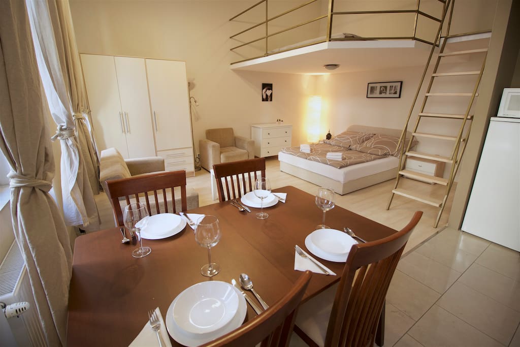 You can see the dining-, living- and bedroom from the entrance.