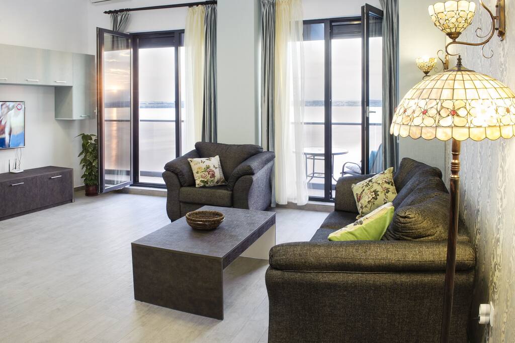 Living and lake view terrace