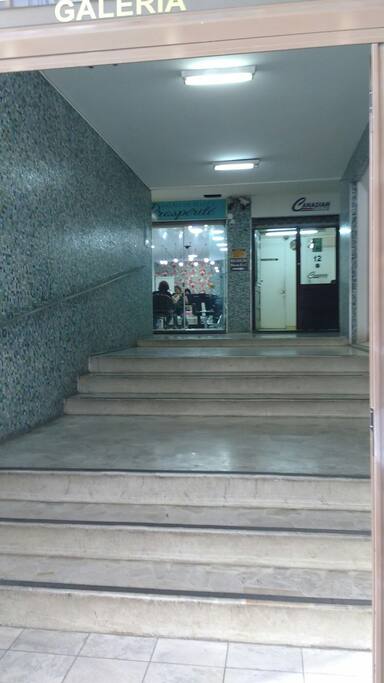 Entrada lateral, vista interna (Rua Voluntários da Pátria, 462).