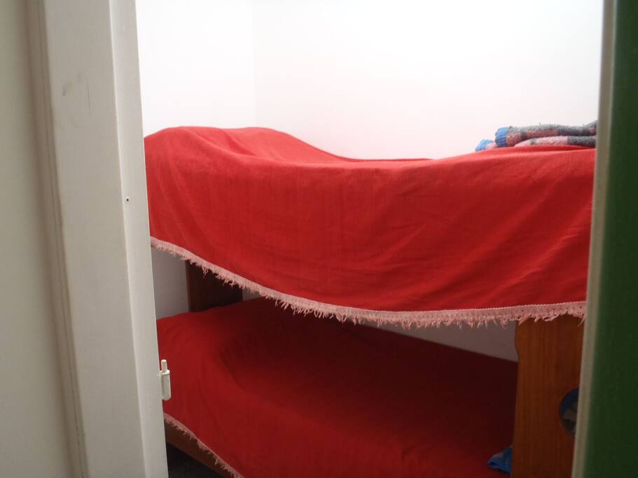Habitación pequeña con litera