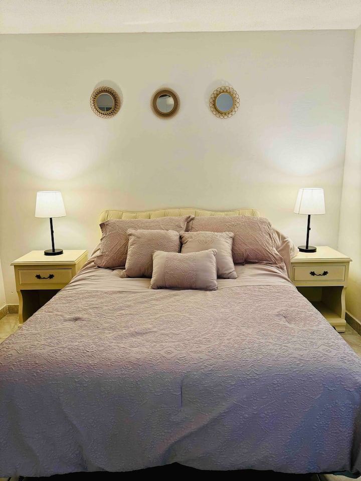 Отпуснете се в тази стилна спалня в класически стил, декорирана с резбовани дървени мебели, топли тонове и детайли, които предизвикват изискана и привлекателна атмосфера.