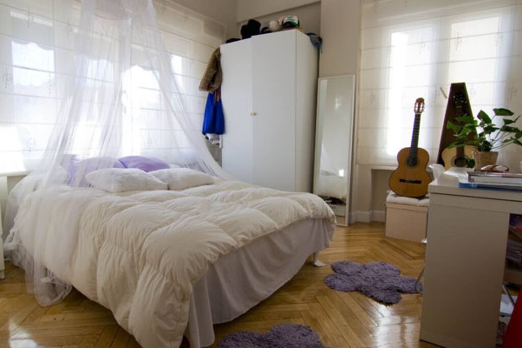 Habitación muy luminosa.