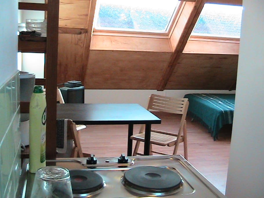 Studio 2 : kitchnette, vaisselle, table