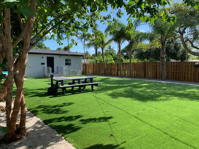 Hollywood Sunshine Resort – 2 House’s and Hot Tub gallery image 5